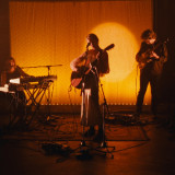 Shaina Hayes unveils a live session of her song Heat Wave and announces a concert at the Fairmount Theatre